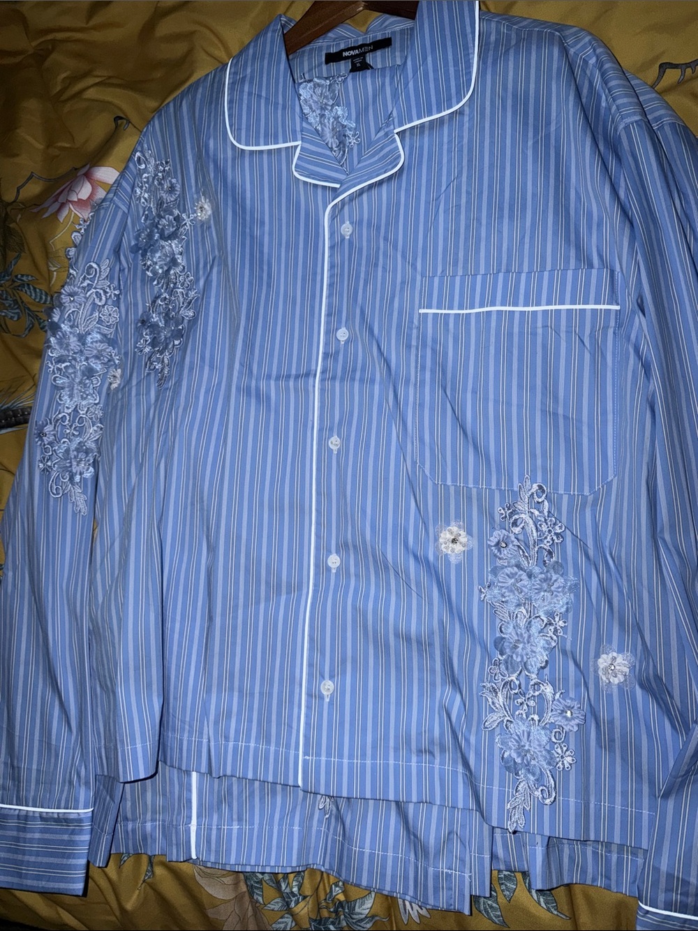Men’s 2X blue striped pants & shirt set with floral appliqués / NEW